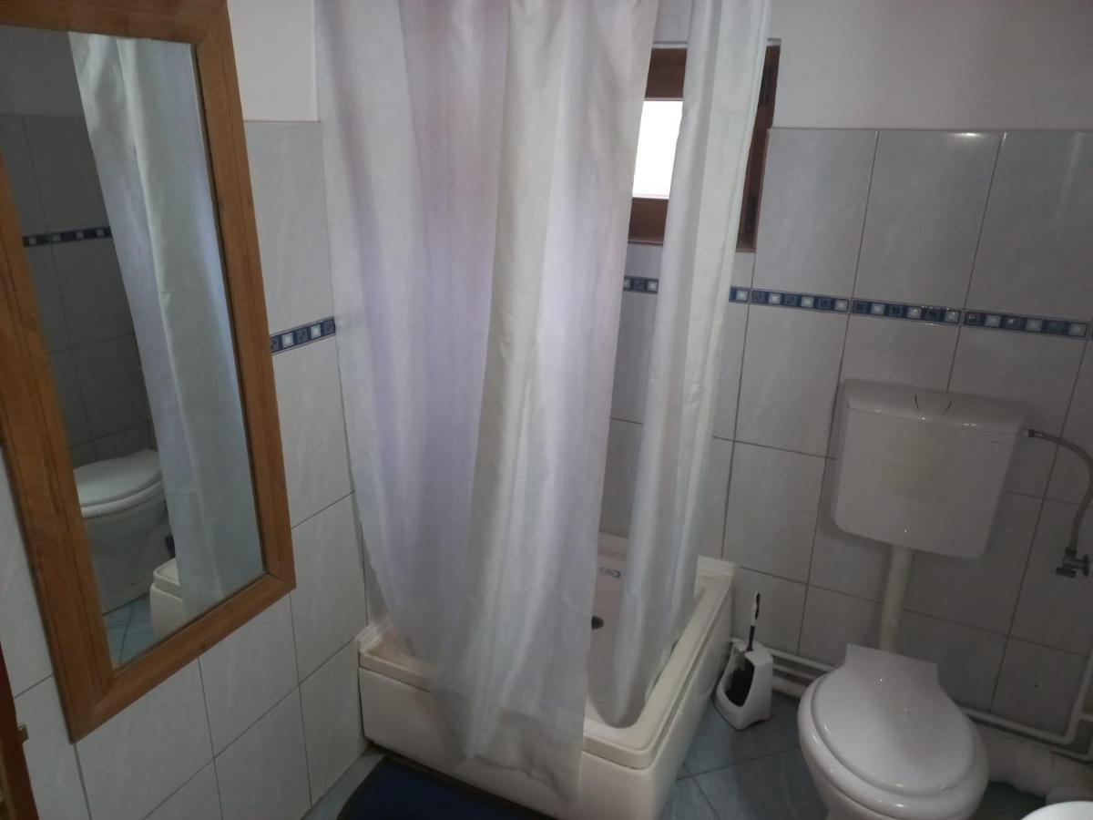 Double Room With Private Bathroom By Osteria Constantino Targoviste Exterior photo
