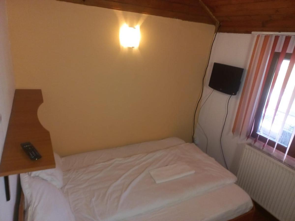 Double Room With Private Bathroom By Osteria Constantino Targoviste Exterior photo
